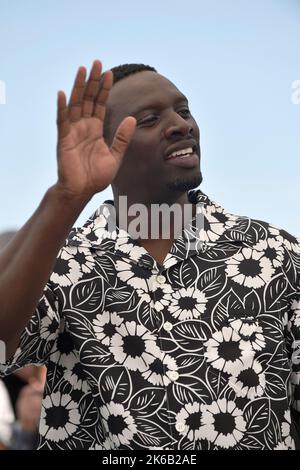 Schauspieler Omar Sy posiert während der Fotoaufnahme des Films „Vater und Soldat“ (französisch „Tirailleurs“) anlässlich der Filmfestspiele von Cannes im Mai Stockfoto