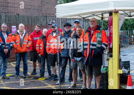 Brentwood, Großbritannien. 13. Oktober 2022. Streikende Postarbeiter streikend gegen das Sortierbüro in Brentwood Essex, als Teil ihres fortlaufenden Streits über Bezahlung und Lebenshaltungskosten.Kredit: Ian Davidson/Alamy Live News Stockfoto