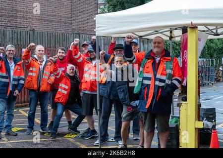 Brentwood, Großbritannien. 13. Oktober 2022. Streikende Postarbeiter streikend gegen das Sortierbüro in Brentwood Essex, als Teil ihres fortlaufenden Streits über Bezahlung und Lebenshaltungskosten.Kredit: Ian Davidson/Alamy Live News Stockfoto