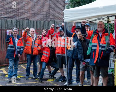 Brentwood, Großbritannien. 13. Oktober 2022. Streikende Postarbeiter streikend gegen das Sortierbüro in Brentwood Essex, als Teil ihres fortlaufenden Streits über Bezahlung und Lebenshaltungskosten.Kredit: Ian Davidson/Alamy Live News Stockfoto