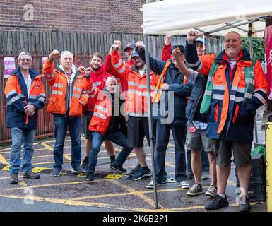 Brentwood, Großbritannien. 13. Oktober 2022. Streikende Postarbeiter streikend gegen das Sortierbüro in Brentwood Essex, als Teil ihres fortlaufenden Streits über Bezahlung und Lebenshaltungskosten.Kredit: Ian Davidson/Alamy Live News Stockfoto