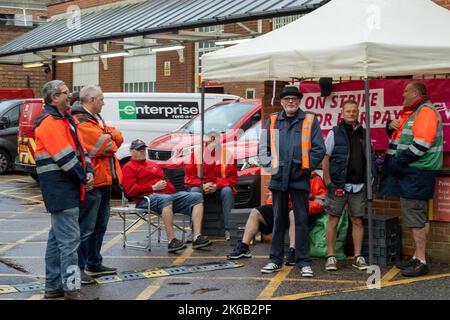 Brentwood, Großbritannien. 13. Oktober 2022. Streikende Postarbeiter streikend gegen das Sortierbüro in Brentwood Essex, als Teil ihres fortlaufenden Streits über Bezahlung und Lebenshaltungskosten.Kredit: Ian Davidson/Alamy Live News Stockfoto