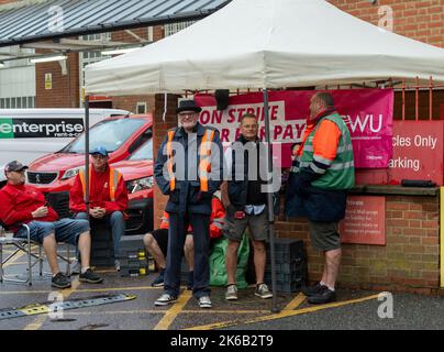 Brentwood, Großbritannien. 13. Oktober 2022. Streikende Postarbeiter streikend gegen das Sortierbüro in Brentwood Essex, als Teil ihres fortlaufenden Streits über Bezahlung und Lebenshaltungskosten.Kredit: Ian Davidson/Alamy Live News Stockfoto