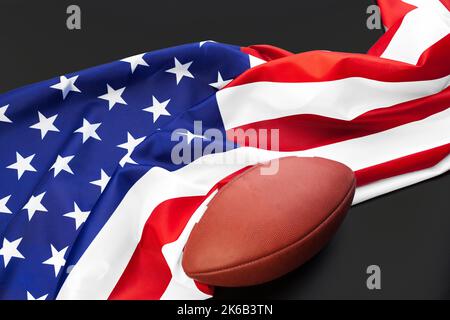 American Football Ball und american Flag auf dem Tisch aus nächster Nähe Stockfoto
