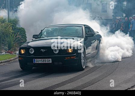 Ein Event für Auto-Liebhaber und Tuner in einem lilenhaften Dorf in der weststeiermark Stockfoto