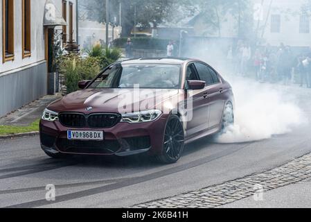 Ein Event für Auto-Liebhaber und Tuner in einem lilenhaften Dorf in der weststeiermark Stockfoto