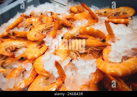 Nahaufnahme von Garnelen auf Eis zum Verkauf in einem Supermarkt an der Fischtheke Stockfoto