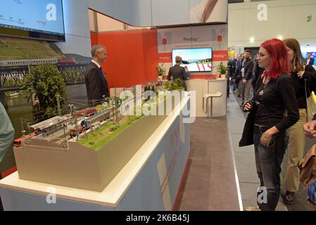 Menschen, die eine Modelleisenbahn studieren, werden auf der Innotrans International Transport expo, Berlin, September 2022 ausgestellt Stockfoto