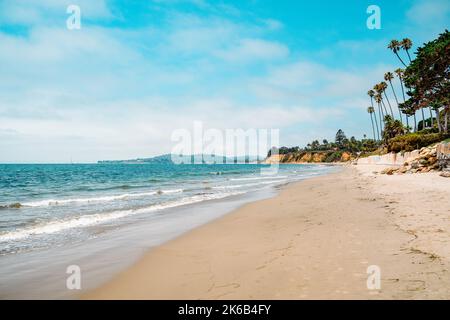 Schmetterlingsstrand idyllischer Urlaub in Santa barbara, Kalifornien, USA. Lebendiger Hintergrund für eine tropische, authentische cali-Atmosphäre mit Kopierfläche Stockfoto