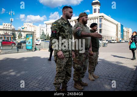 3 Soldaten der ausländischen Legion in der Ukraine, amerikanischer, kanadischer und belgischer Staatsangehöriger, ehren einen ihrer in Cherson im Einsatz Getöteten Stockfoto