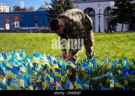 3 Soldaten der ausländischen Legion in der Ukraine, amerikanischer, kanadischer und belgischer Staatsangehöriger, ehren einen ihrer in Cherson im Einsatz Getöteten Stockfoto