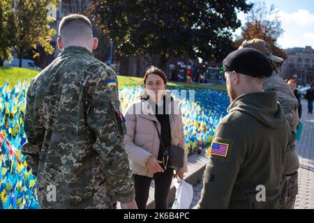 3 Soldaten der ausländischen Legion in der Ukraine, amerikanischer, kanadischer und belgischer Staatsangehöriger, ehren einen ihrer in Cherson im Einsatz Getöteten Stockfoto