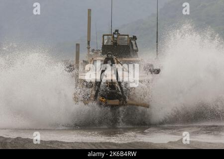 Manila, Philippinen. 13. Oktober 2022. Ein US-MRAP (Mine Resistant Ambush Protected)-gepanzertes Fahrzeug manövriert während einer gemeinsamen militärischen Übung zwischen den USA und den Philippinen, die als „Kamandag“ bezeichnet wird und „Kooperation der Seekrieger“ in CAPAs, Provinz Tarlac nördlich von Manila, Philippinen, bedeutet. 13. Oktober 2022. Die Kriegsspiele, an denen japanisches und südkoreanisches Militärpersonal teilnahm, beinhaltete kombinierte Live-Feuer-Übungen sowie Flugzeug- und Amphibieneinsätze auf und um die philippinischen Inseln inmitten der Spannungen im Südchinesischen Meer und der Taiwan-Straße. (Bild: © Basilio Sepe/ZUMA Press Credi Stockfoto