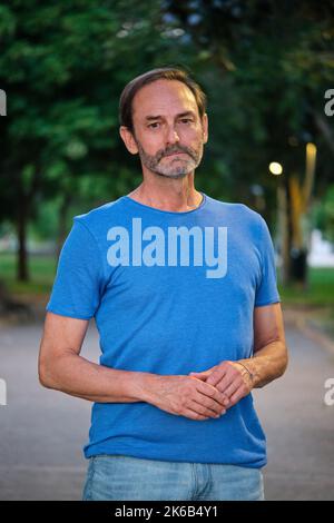 Außenportrait eines erwachsenen Mannes. Stockfoto