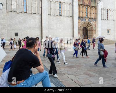 Moskau, Russland - 22. Mai 2019: Touristen auf dem Domplatz des Moskauer Kremls Stockfoto