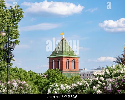 Moskau, Russland - 22. Mai 2019: Die Spitze des 1. namenlosen (Bezymyannaya) Turms der südlichen Moskauer Kremlmauer. Gebaut in 1480-s.. Es ist 34,15 Meter Stockfoto