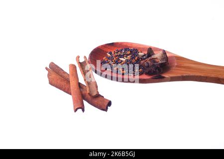 Verschiedene Arten von indischen Gewürzen auf Holzlöffel isoliert weißen Hintergrund Stockfoto