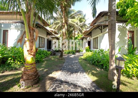 MUI Ne Bay Resort, Phan Thiet City, Provinz Binh Thuan Vietnam - 9. Oktober 2022: Kleine Villen im vier-Sterne Mui Ne Bay Resort in Phan Thiet City, Stockfoto