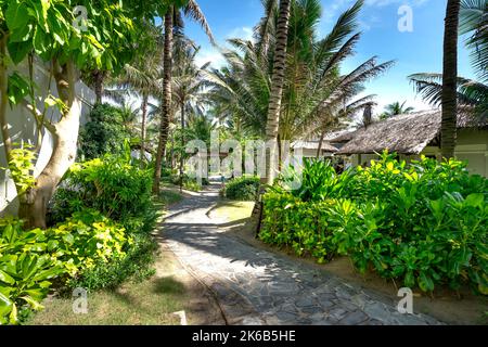 MUI Ne Bay Resort, Phan Thiet City, Provinz Binh Thuan Vietnam - 9. Oktober 2022: Kleine Villen im vier-Sterne Mui Ne Bay Resort in Phan Thiet City, Stockfoto