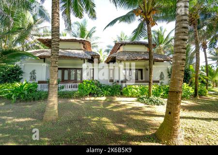 MUI Ne Bay Resort, Phan Thiet City, Provinz Binh Thuan Vietnam - 9. Oktober 2022: Kleine Villen im vier-Sterne Mui Ne Bay Resort in Phan Thiet City, Stockfoto