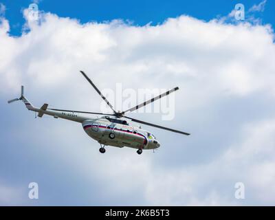 Moskau, Russland - 22. Mai 2019. Mi-8 Hubschrauber der Sonderflugabteilung 'Russland' des Präsidialamtes der Russischen Föderation, im Hintergrund Stockfoto