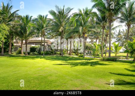 MUI Ne Bay Resort, Phan Thiet City, Provinz Binh Thuan Vietnam - 9. Oktober 2022: Kleine Villen im vier-Sterne Mui Ne Bay Resort in Phan Thiet City, Stockfoto