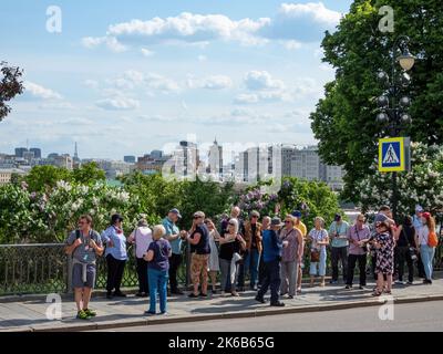 Moskau, Russland - 22. Mai 2019. Europäische Touristen im Moskauer Kreml Stockfoto