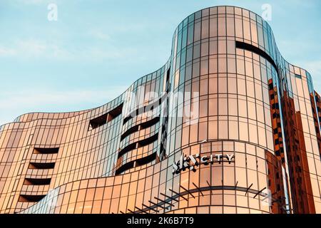 Adelaide, Australien - 7. September 2020: SkyCity Adelaide Casino- und Hotelgebäude während der Sonnenuntergangszeit vom Flussufer aus gesehen Stockfoto