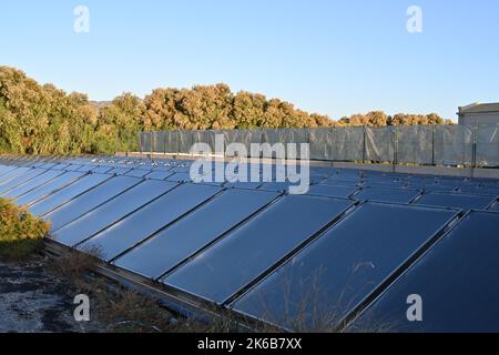 Nahaufnahme von Solar- oder Photovoltaikanlagen auf einer Wiese in dichten Reihen auf Kreta, Griechenland. Stockfoto