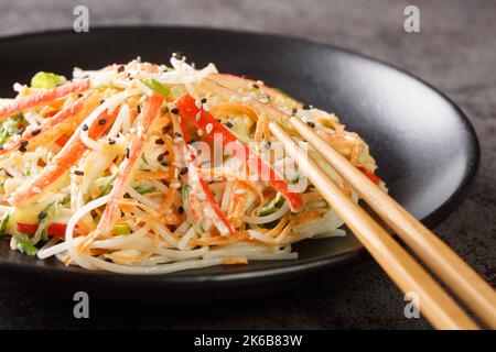 Kani Salad ist eine japanische Version von Krabbensalat mit dünnen Krabbenstäbchen und knusprigem Gemüse, das mit einer würzigen Mayonnaise in der Nähe gekleidet ist Stockfoto