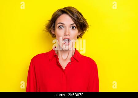 Foto von schönen wunderschönen hübschen niedlichen Frau mit bob Frisur tragen rotes Hemd beeindruckt Verkauf Einkaufen isoliert auf gelbem Hintergrund Stockfoto