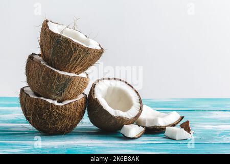 Beschädigte Kokosnussstücke mit Schale aus nächster Nähe Stockfoto