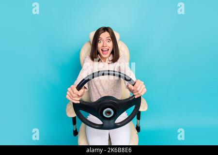 Foto von überglücklich funky Person Dame stilvolle Kleidung Stellen Sie sich vor, kaufen neues Auto beeindruckt Geschwindigkeit genießen Straße isoliert cyan Farbe Hintergrund Stockfoto