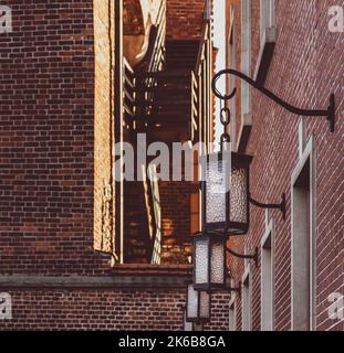 Wawel Burgmauer. Braune Ziegelwand mit Laternen. Residenzschloss im Zentrum von Krakau, Polen. Das UNESCO-Weltkulturerbe. Historica Stockfoto