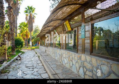 Antalya, Türkei - 23. September 2022: Tiere im kleinen Zoo in Antalya, Türkei Stockfoto