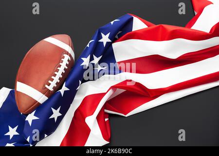 American Football Ball und american Flag auf dem Tisch aus nächster Nähe Stockfoto