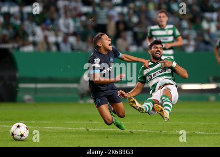 Lissabon, Portugal. 12. Oktober 2022. Ricardo Esgaio (R) von Sporting CP steht mit Amine Harit aus Marseille während des UEFA Champions League-Spiel der Gruppe D zwischen Sporting CP und Olympique de Marseille am 12. Oktober 2022 in Lissabon, Portugal, gegenüber. Quelle: Pedro Fiuza/Xinhua/Alamy Live News Stockfoto