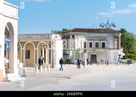 Tresigallo,Italien-2. Mai 2021:an einem bewölkten Tag schlendern die Menschen durch die Arkaden in Tresigallo Stockfoto