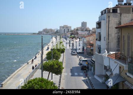 Ein Blick vom Larnaka Schloss auf den Mackenzie Strand in der Ferne. Stockfoto