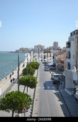 Ein vertikaler Blick vom Larnaca-Schloss auf den Mackenzie-Strand in der Ferne. Stockfoto