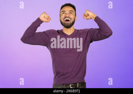Glückliche junge coole schwarze Mann feiern, OK Zeichen Stockfoto