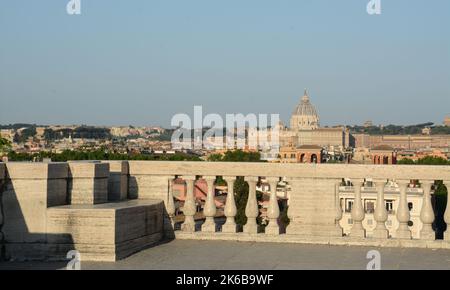 Die barocke Terrasse des Pincio, ein bekannter Aussichtspunkt der Villa Borghese mit ihren spektakulären Dachkiefern. Stockfoto