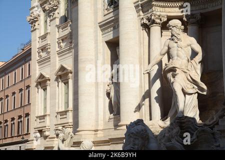 Der Trevi-Brunnen ist der größte und berühmteste Brunnen in Rom. Details der allegorischen Skulptur „Salubrity“ von Filippo Valle schöne Details Stockfoto