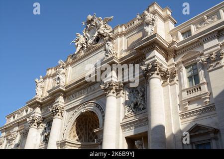 Der Trevi-Brunnen ist der größte und berühmteste Brunnen in Rom. Details der allegorischen Skulptur „Salubrity“ von Filippo Valle schöne Details Stockfoto