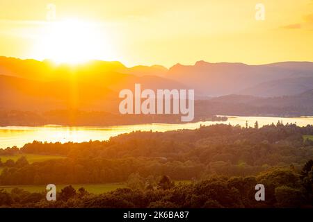 Blick auf den Sonnenuntergang über Windermere im Lake District, einer Region und einem Nationalpark in Cumbria im Nordwesten Englands Stockfoto