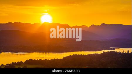 Blick auf den Sonnenuntergang über Windermere im Lake District, einer Region und einem Nationalpark in Cumbria im Nordwesten Englands Stockfoto