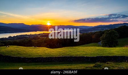 Blick auf den Sonnenuntergang über Windermere im Lake District, einer Region und einem Nationalpark in Cumbria im Nordwesten Englands Stockfoto