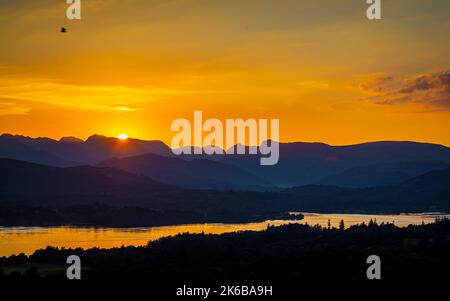 Blick auf den Sonnenuntergang über Windermere im Lake District, einer Region und einem Nationalpark in Cumbria im Nordwesten Englands Stockfoto