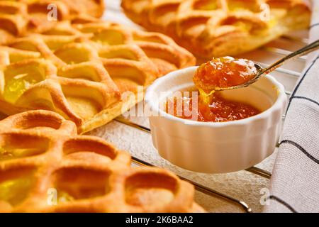 Blätterteig-Mini-Pasteten mit Birnen- und Limettenkonfitüre Stockfoto