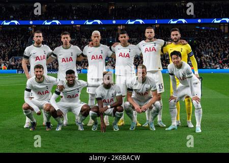 White Hart Lane, Großbritannien. 12. Oktober 2022. Das Team von Tottenham Hotspur (Back Row, Pierre-Emile Hojbjerg (5), Clement Lenglet (34), Richarlison (9), Cristian Romero (17), Eric Dier (15), Torwart Hugo Lloris (1), Front Row, Rodrigo Bentancur (30), Emerson (12), Ryan Sessegnon (19), Harry Kane (10), Son Heung-Min (7)) vor dem UEFA Champions League-Spiel zwischen Tottenham Hotspur und Eintracht Frankfurt am 12. Oktober 2022 im Tottenham Hotspur Stadium, White Hart Lane, England. Foto von David Horn. Quelle: Prime Media Images/Alamy Live News Stockfoto